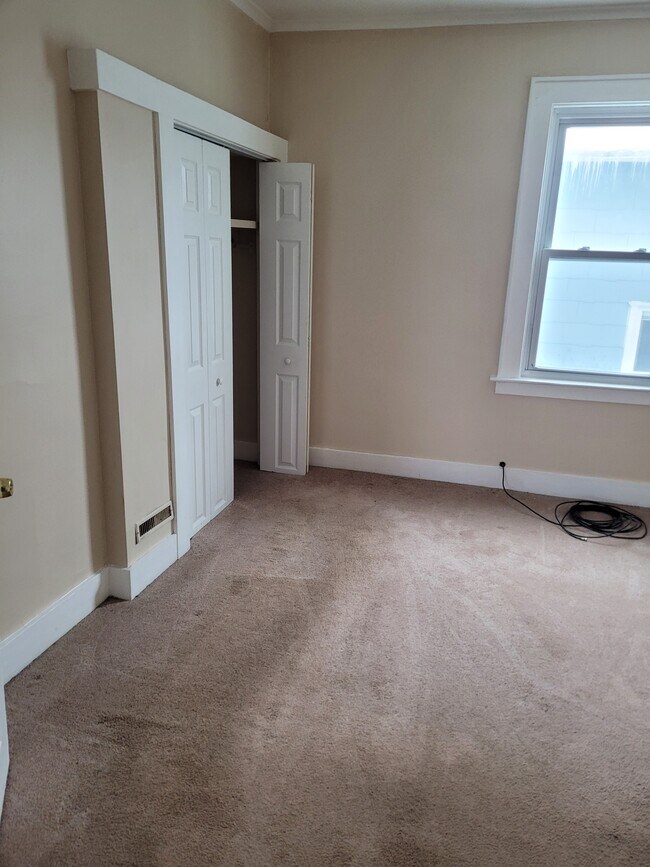 Dormitorio y sala de estar - 241 Nichols Ave