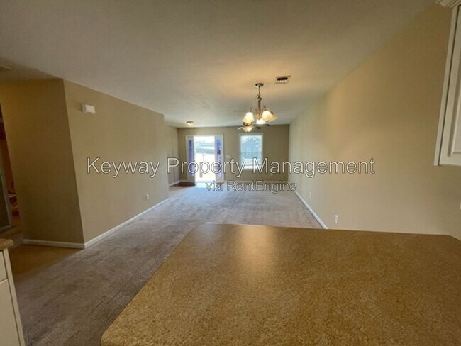 Building Photo - 6107 Village W Ln