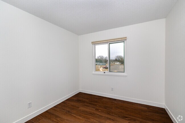 3 habitaciones, 1 baño, 900 pies cuadrados, dormitorio 2 - The Preserve at St James Court