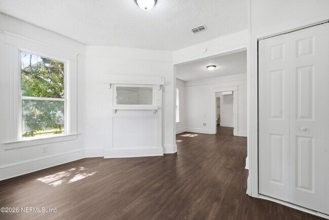 Building Photo - 1123 E 14th St