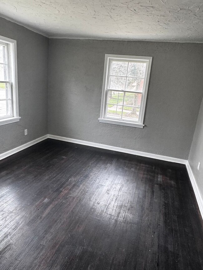 Building Photo - 3 Bed | 1 Bath | $1,595/month | Section 8 ...