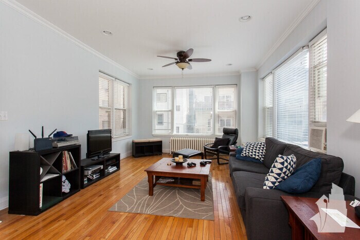 Primary Photo - 443 W Wellington Ave