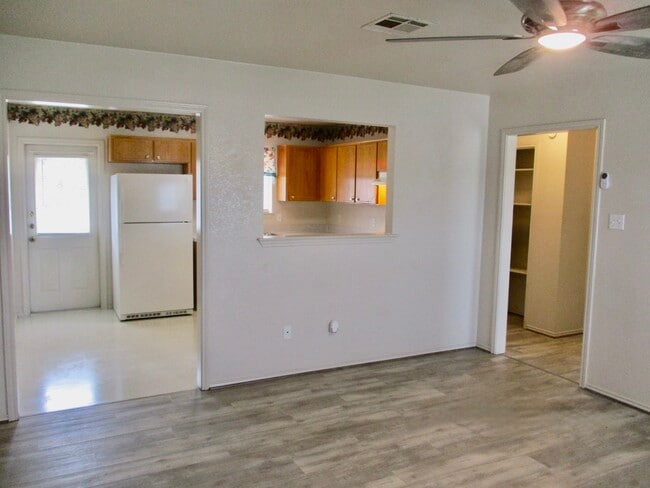 Building Photo - 165 Armadillo Ln