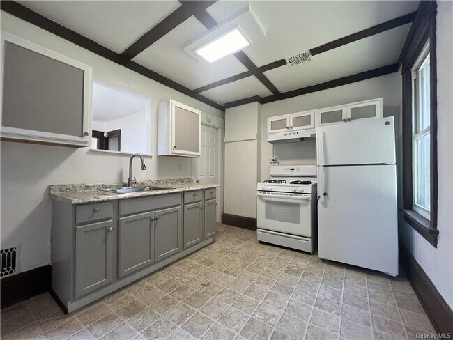 Building Photo - 242 Foxhall Ave