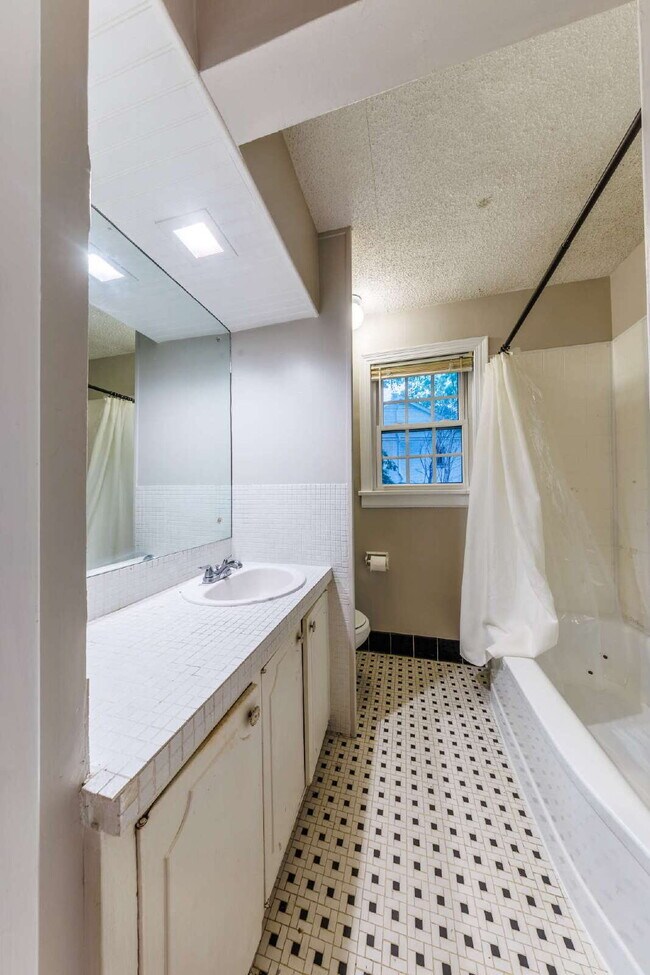 Foto del edificio - **NOW AVAILABLE!** 2 Bed, 1 Bath Inglewood...