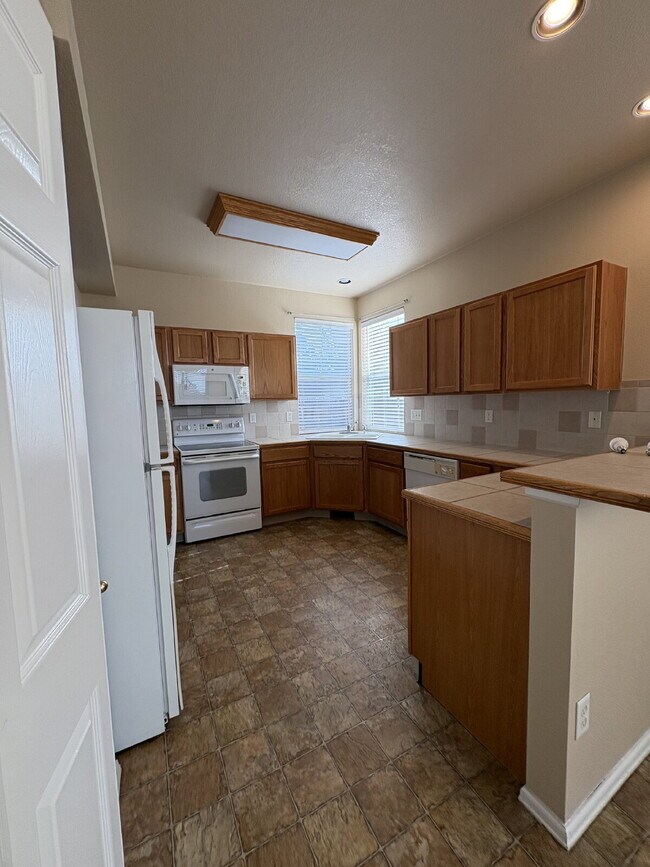 Building Photo - 3 bedroom - Lazy River
