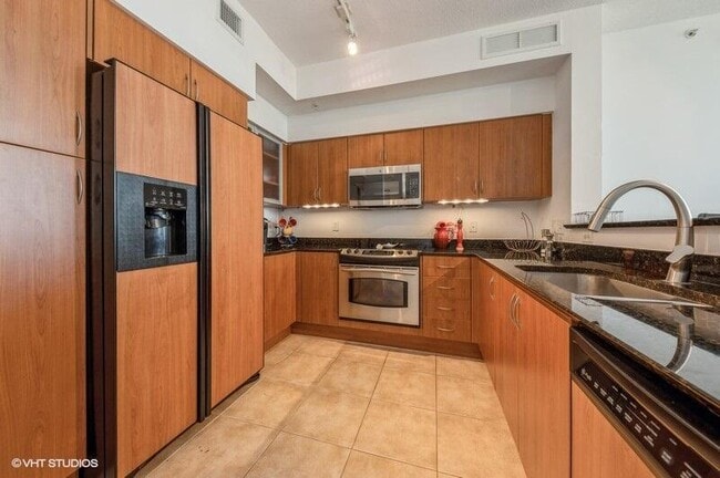 Building Photo - 806 E Windward Way
