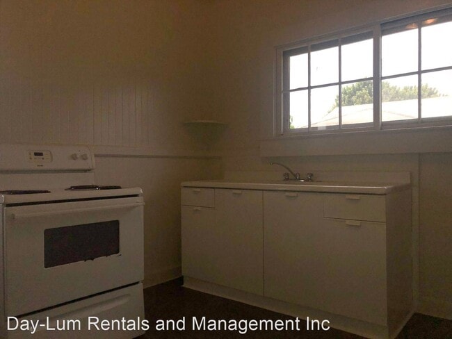 Building Photo - 2 br, 1 bath House - 615 Kekuanaoa Street