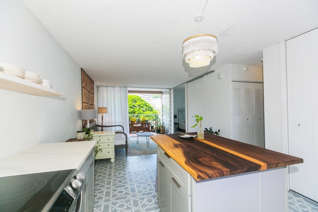 Building Photo - 1617 Keeaumoku St