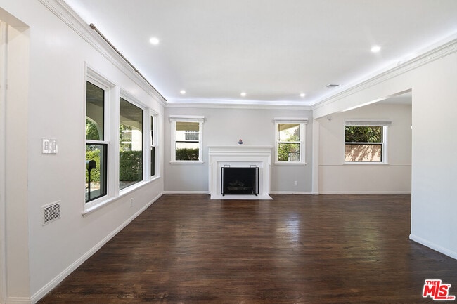 Building Photo - 414 University Ave