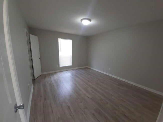 Foto del edificio - 8100 Creekbend Dr