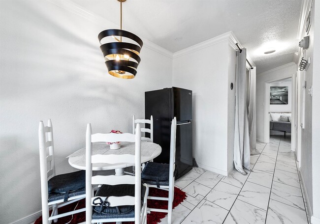 Building Photo - 6300 Seawall Blvd