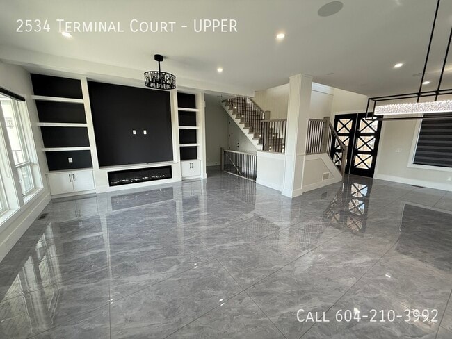 Building Photo - Brand New Luxurious Upper