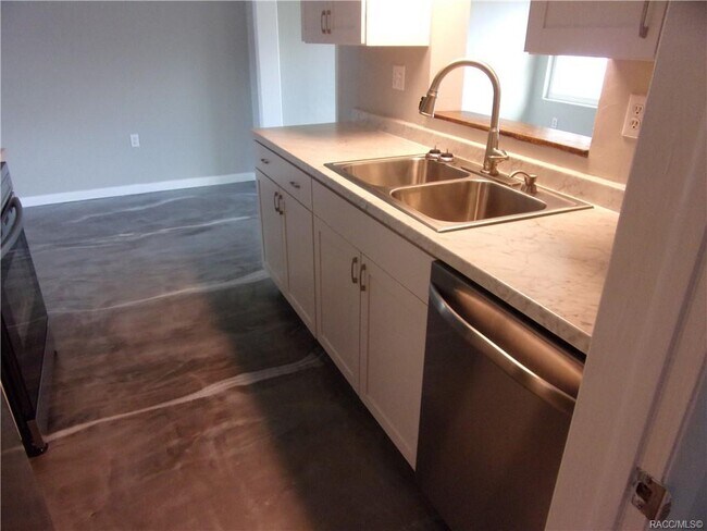 Building Photo - 13 Oak Hollow Dr