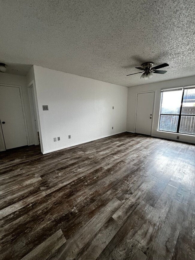 Building Photo - One bedroom Condo in Raintree Manor