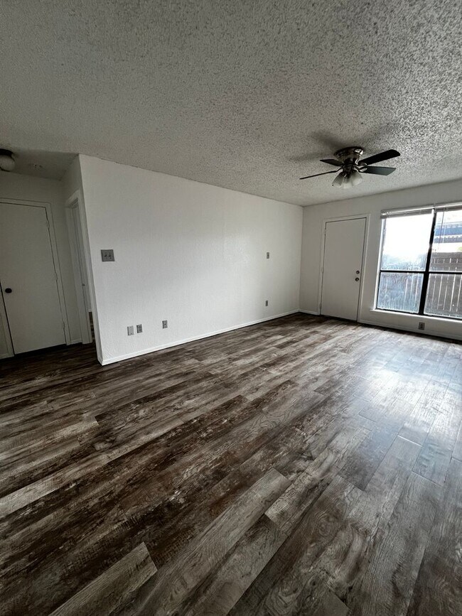 Foto del edificio - One bedroom Condo in Raintree Manor