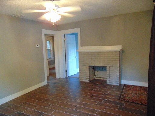 Building Photo - 2 Bedroom, 2  bath , additional room with ...