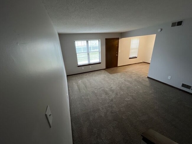 Building Photo - Completely Updated Townhome - 2 bed/ 1 bat...