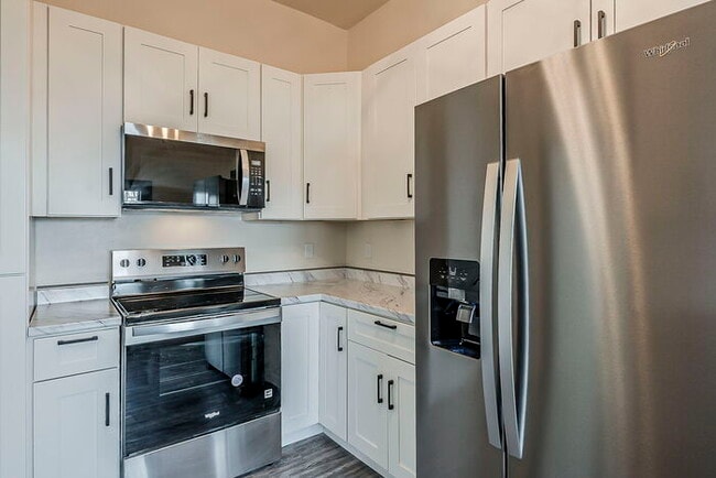 Foto del edificio - Beautiful 3 Bedroom Plus bonus room Available only $1850.00