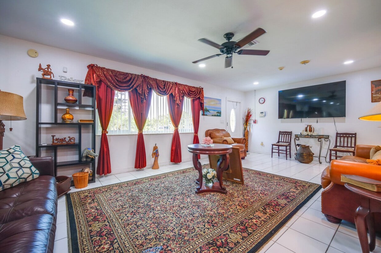Foto principal - 280 NW 207th St