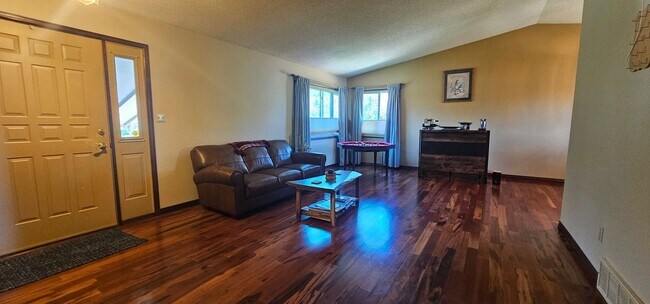 Building Photo - Country Broadmoor home
