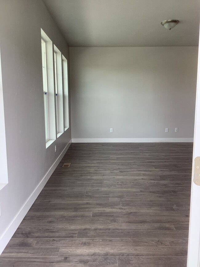 Foto del edificio - FREE RENT FIRST MONTH  - Townhome in Prime...