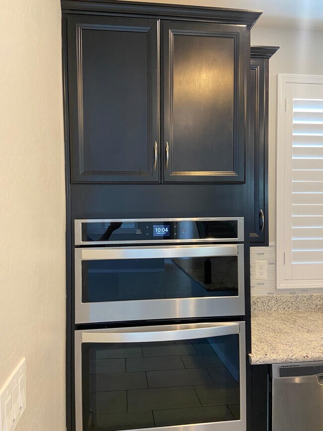 Horno y microondas - 1326 N Zane Dr