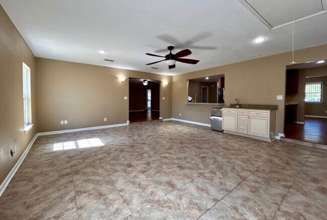 Foto del edificio - 11925 Longwood Dr