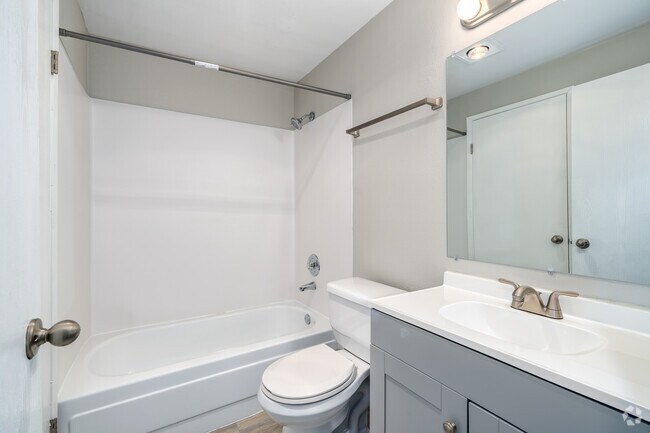 1 habitación, 1 baño - 666 pies cuadrados - Baño - Hillcrest Estates