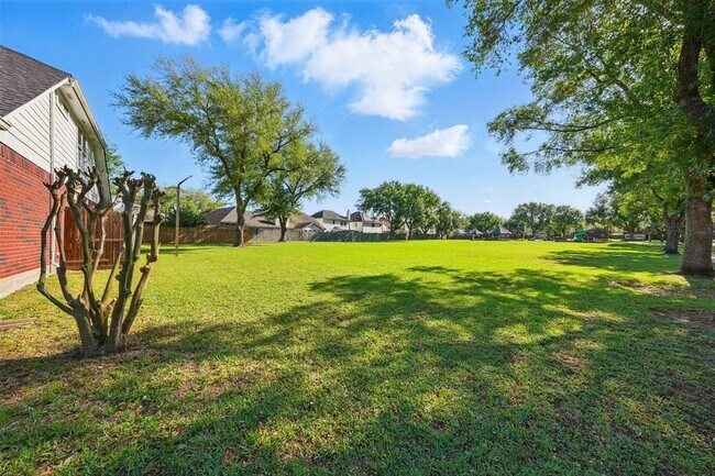 Building Photo - 8930 Deer Meadow Dr