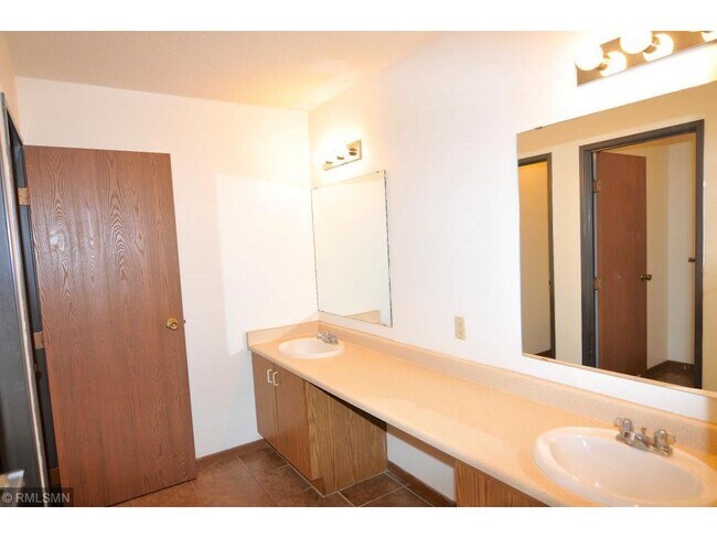 Foto del edificio - 750 5th St S