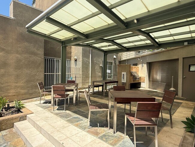 Foto del edificio - One Bedroom Condo in Montrose/Glendale