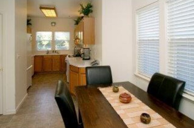 Foto del edificio - 4-Bedroom Home Near the Beach