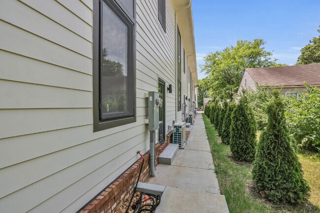 Foto del edificio - Brand-New Townhome Just Minutes from Downt...