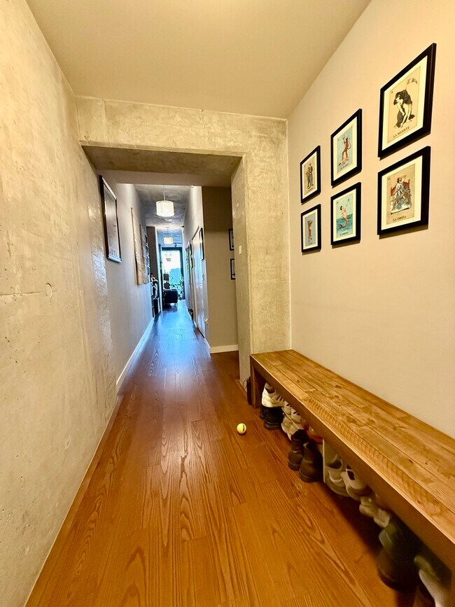 Foto del edificio - 235 W Van Buren St