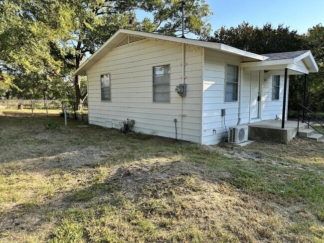 Building Photo - 250 Airport Rd