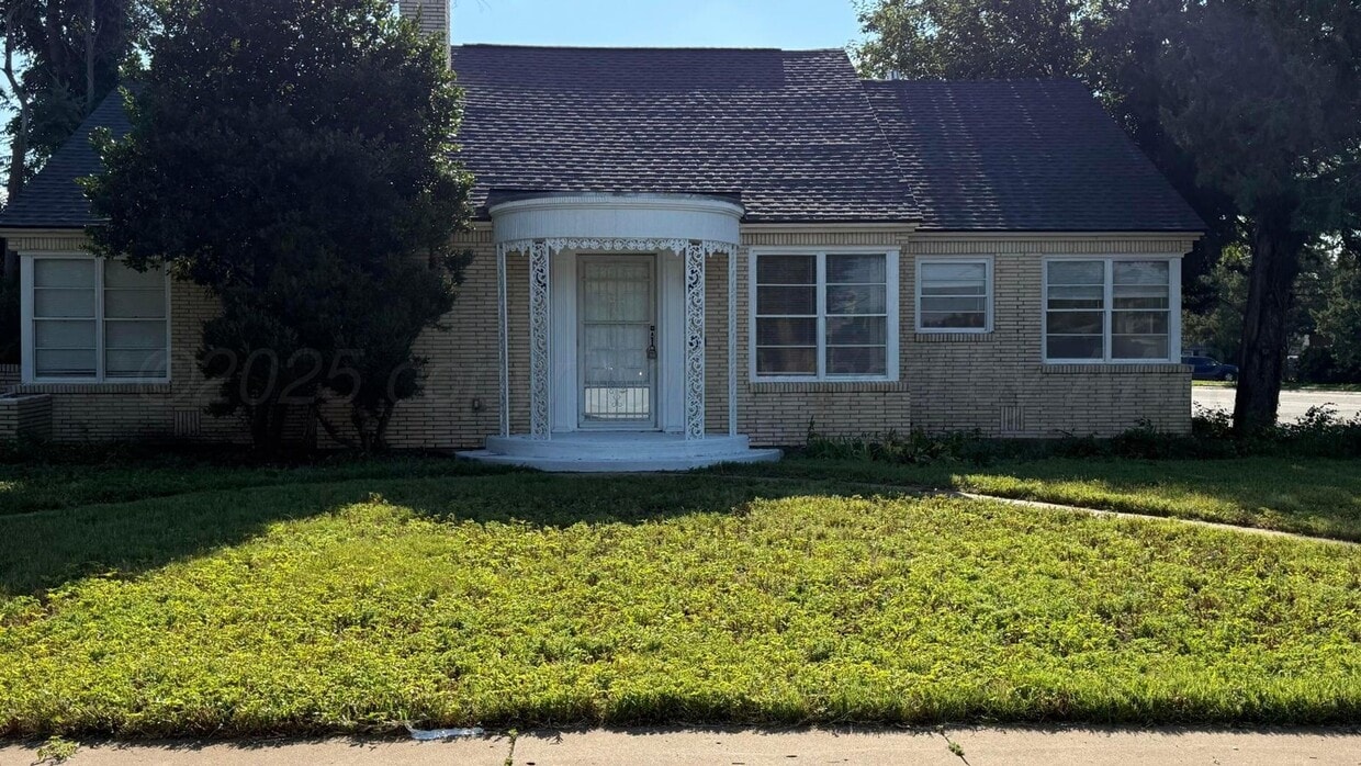 Primary Photo - LARGE 2bedroom 1bathroom with 1 car garage...