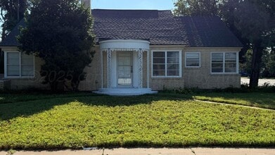 Building Photo - 1000 S Austin St