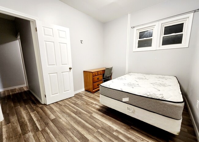 Disponibles : grand lit, bureau, chaise, grand placard - 329 Randolph Av