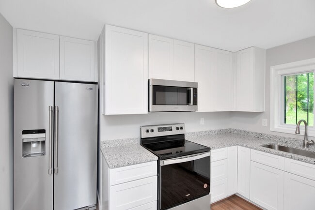 Building Photo - 2863 Altaview Dr SE