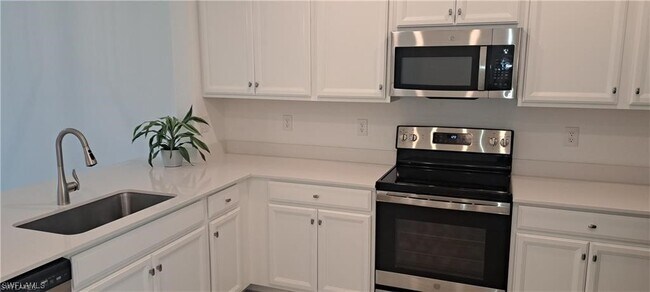 Building Photo - 2571 Vine Ave