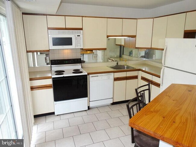 Building Photo - 1208 Beacon Hill Dr