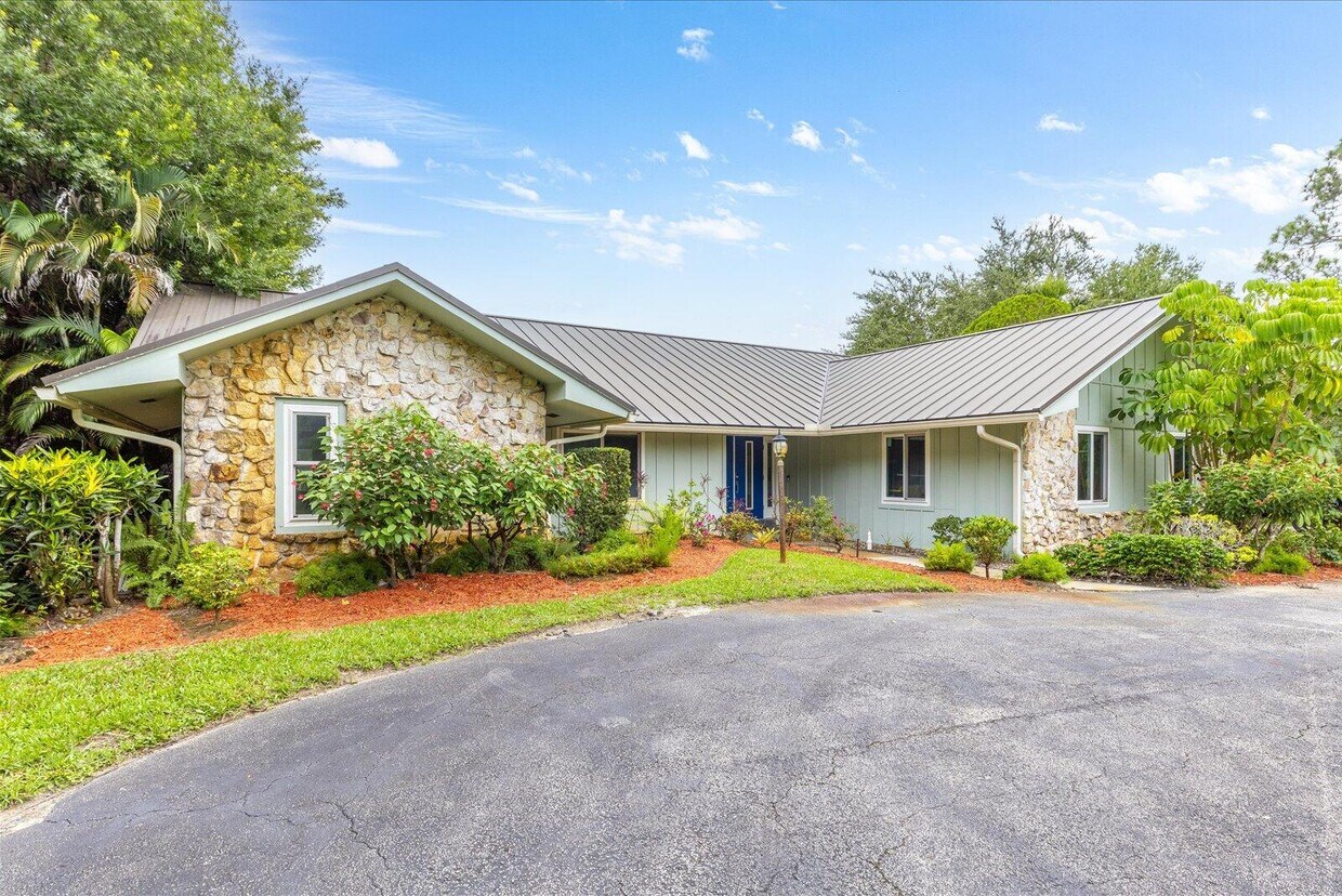 Primary Photo - 1614 SW St Andrews Dr