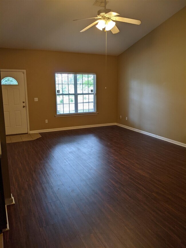 Building Photo - 2878 Lakeshore Dr