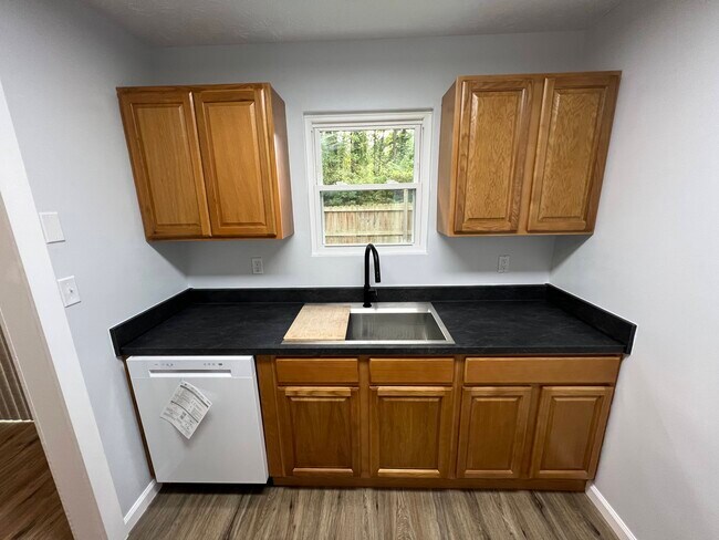 Building Photo - 11 Pine Cone Ct