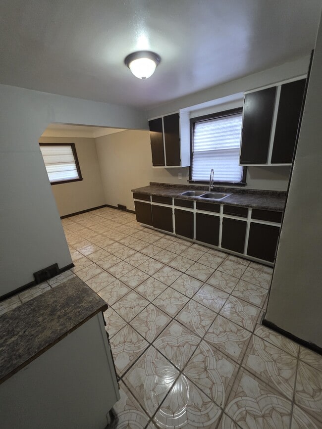 Building Photo - 9086 Plainview Ave