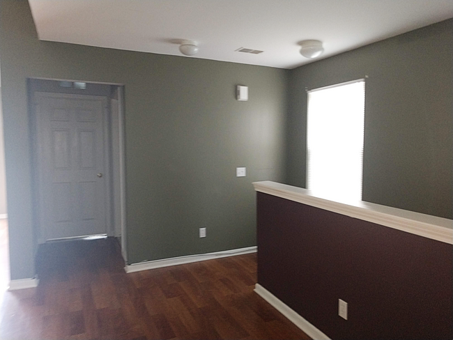 Foto del edificio - Upper Condo in Woodside Meadows