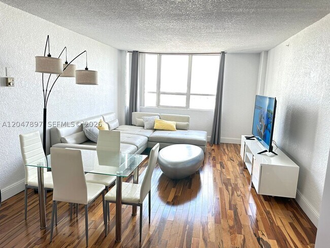 Foto del edificio - 1500 Bay Dr E