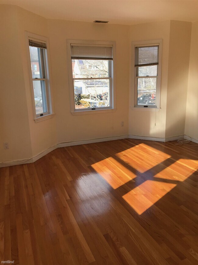 Building Photo - 3 br, 1 bath Duplex - 54 Victoria St Apt 1 1