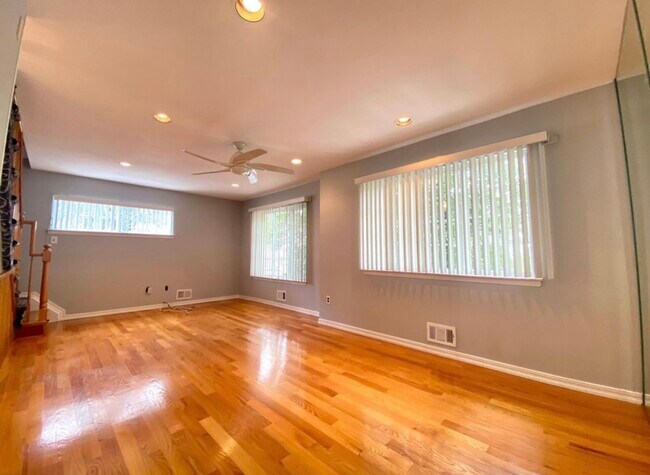 Foto del edificio - 18 Hemlock Ln